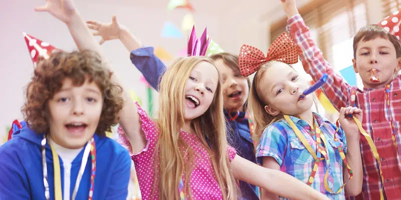 Groupe d'enfants qui fête.